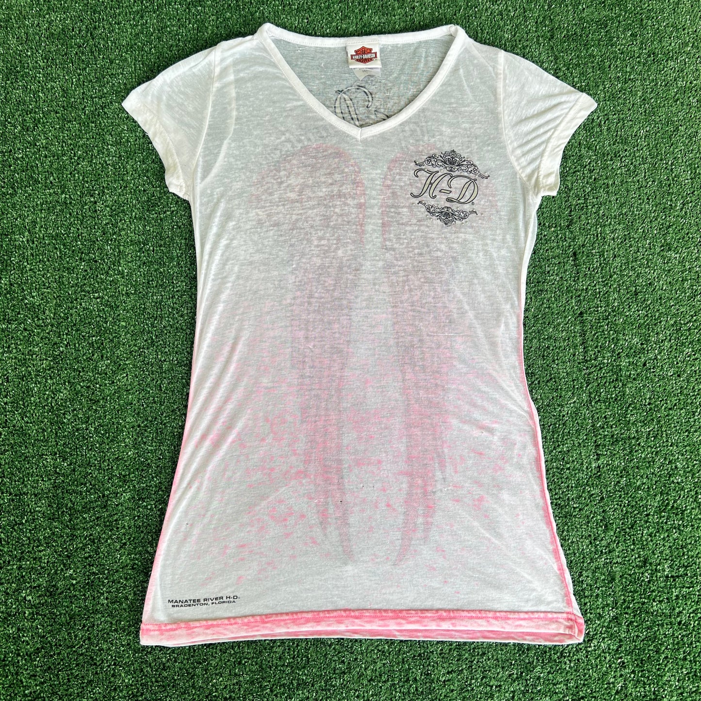 Women's Y2K Harley-Davidson Wings Tribal Thin White Pink Gradient Distressed T-Shirt - Small