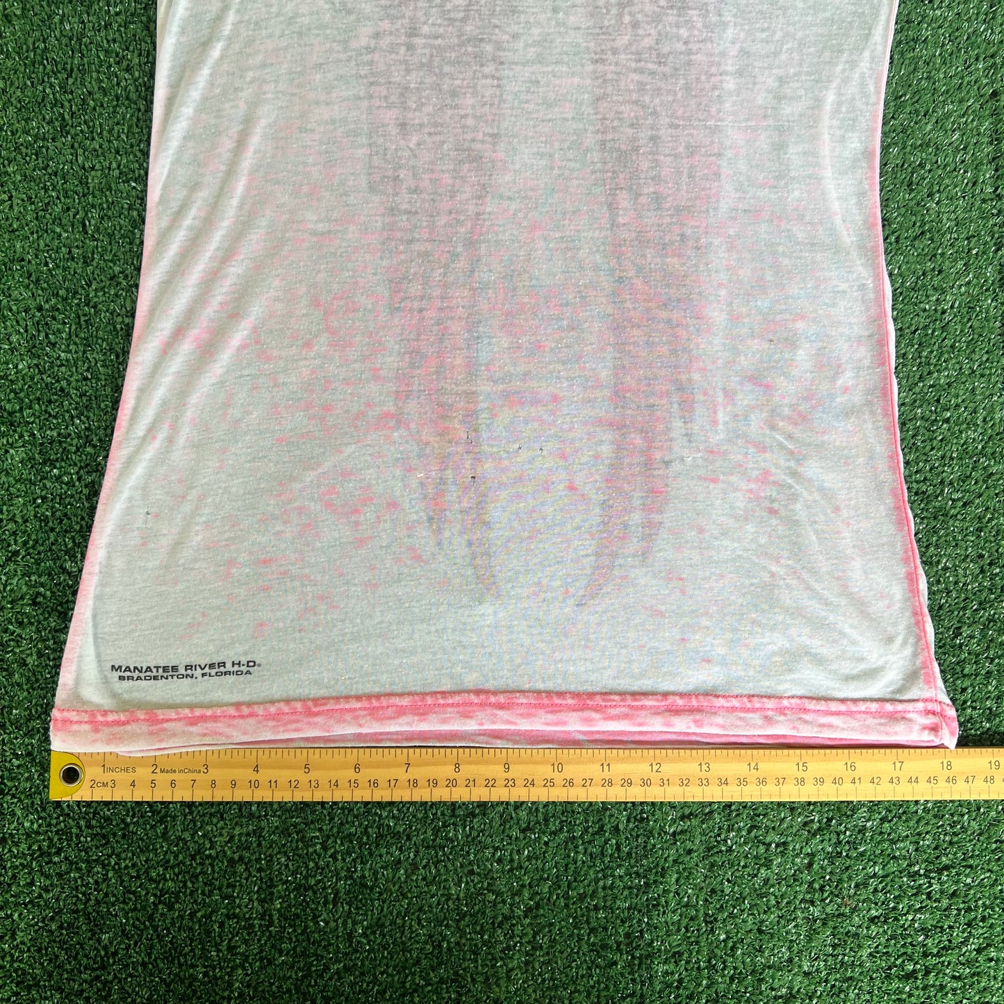 Women's Y2K Harley-Davidson Wings Tribal Thin White Pink Gradient Distressed T-Shirt - Small