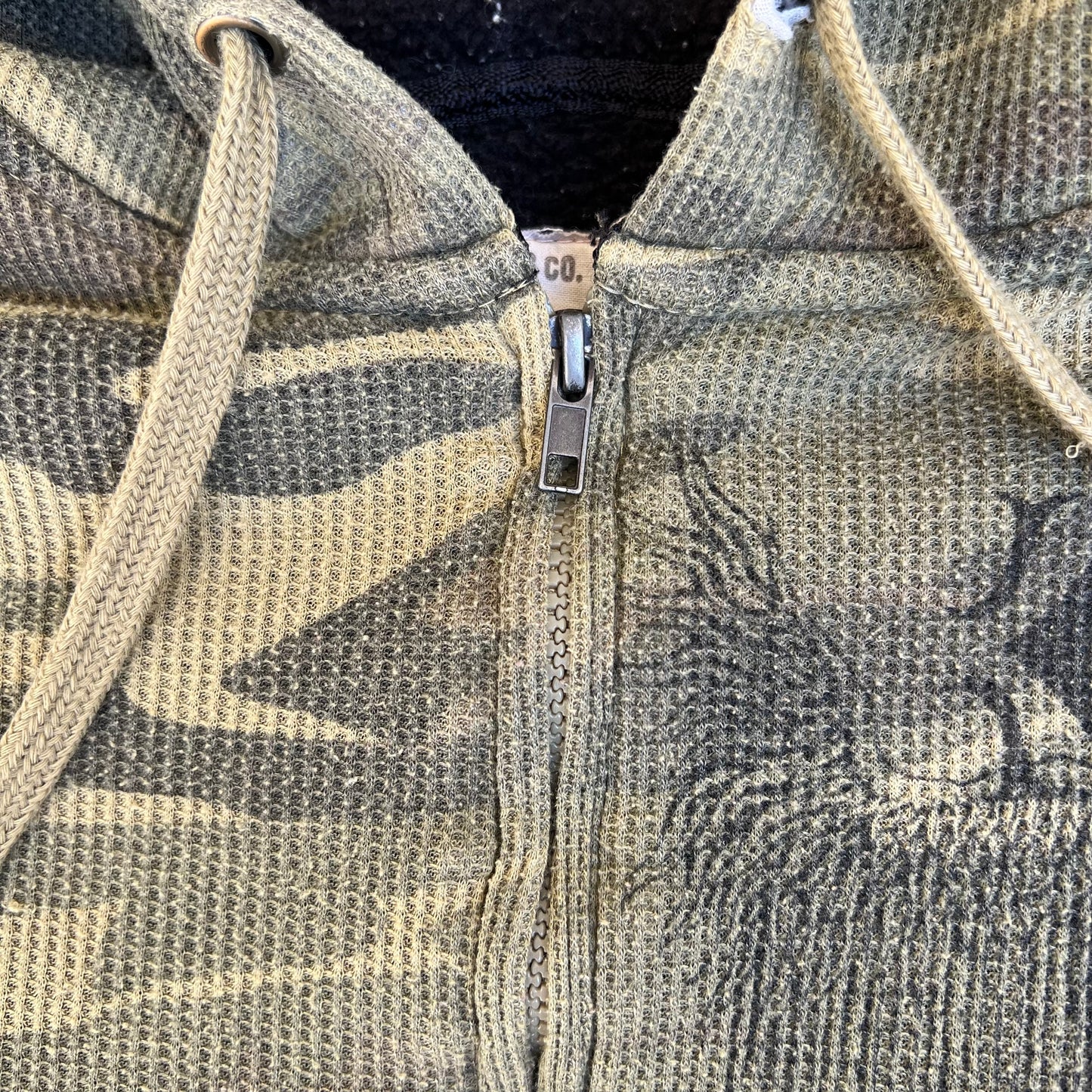 VTG Y2K Men's Woodland Camouflage Tribal Sherpa Zip Up Distressed Hoodie - Small