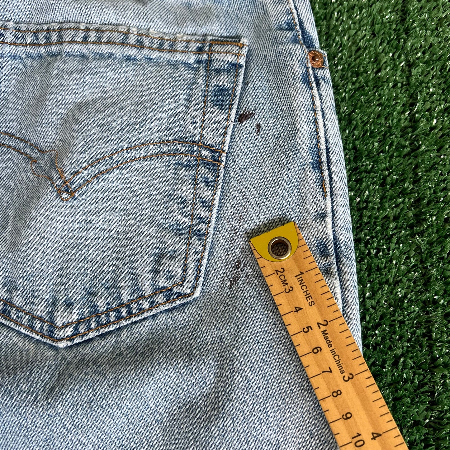 90s Levi's 560 Baggy Tapered Distressed Light Wash Blue Jeans - 34x33.5"