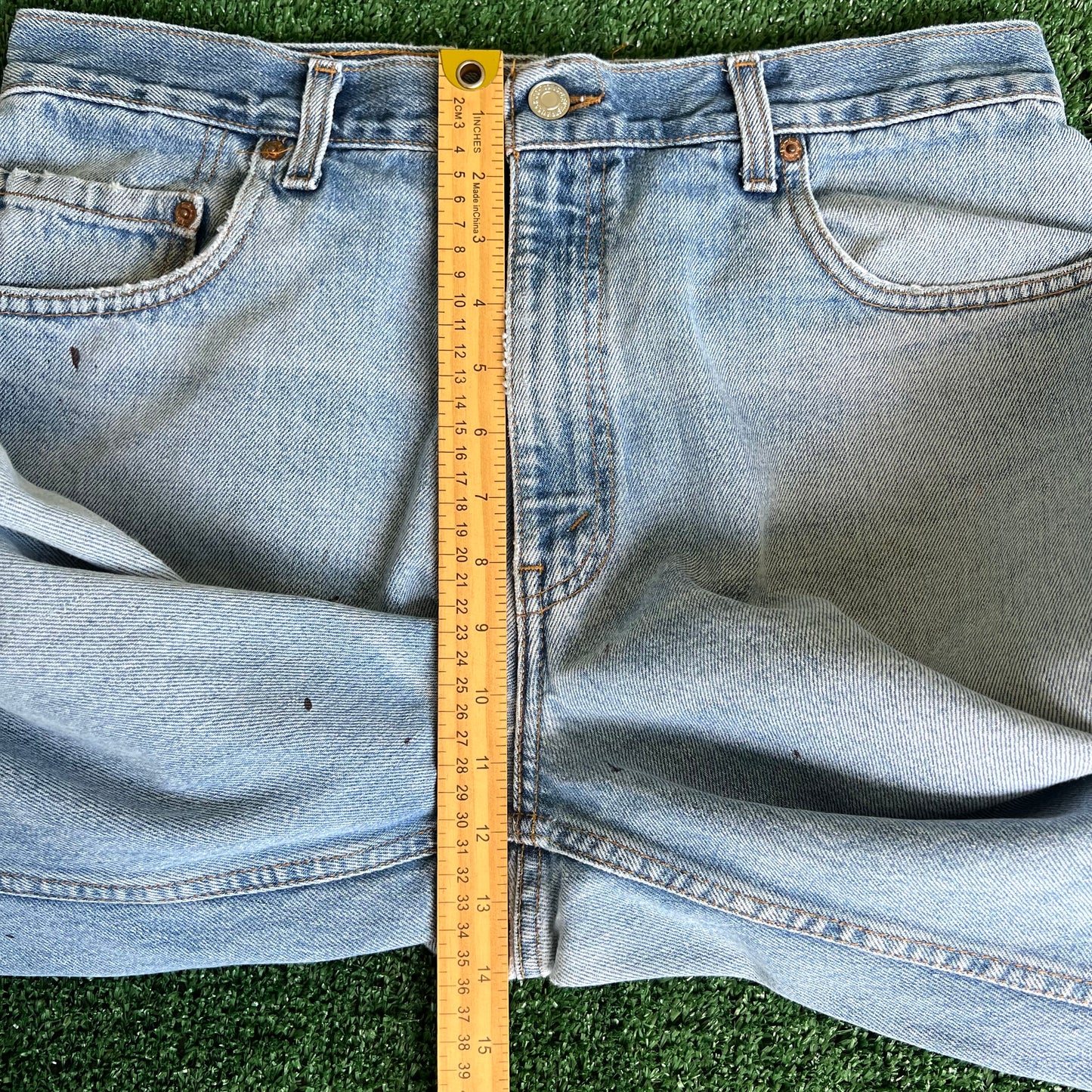 90s Levi's 560 Baggy Tapered Distressed Light Wash Blue Jeans - 34x33.5"