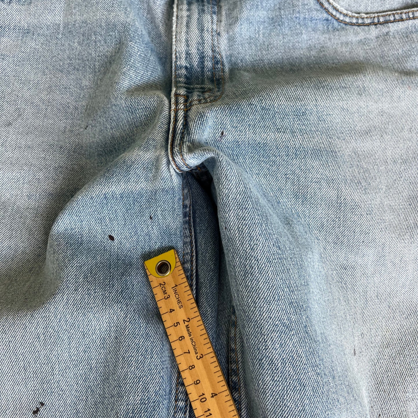 90s Levi's 560 Baggy Tapered Distressed Light Wash Blue Jeans - 34x33.5"