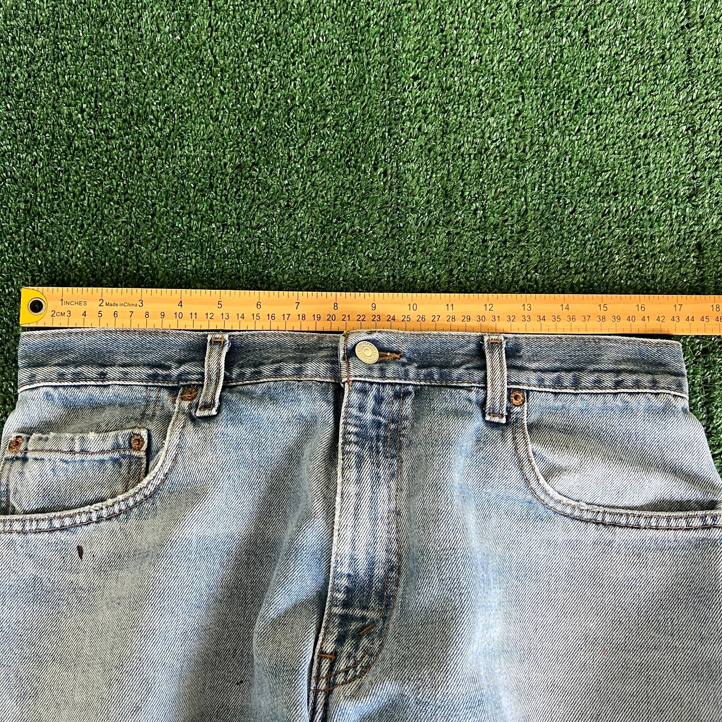 90s Levi's 560 Baggy Tapered Distressed Light Wash Blue Jeans - 34x33.5"