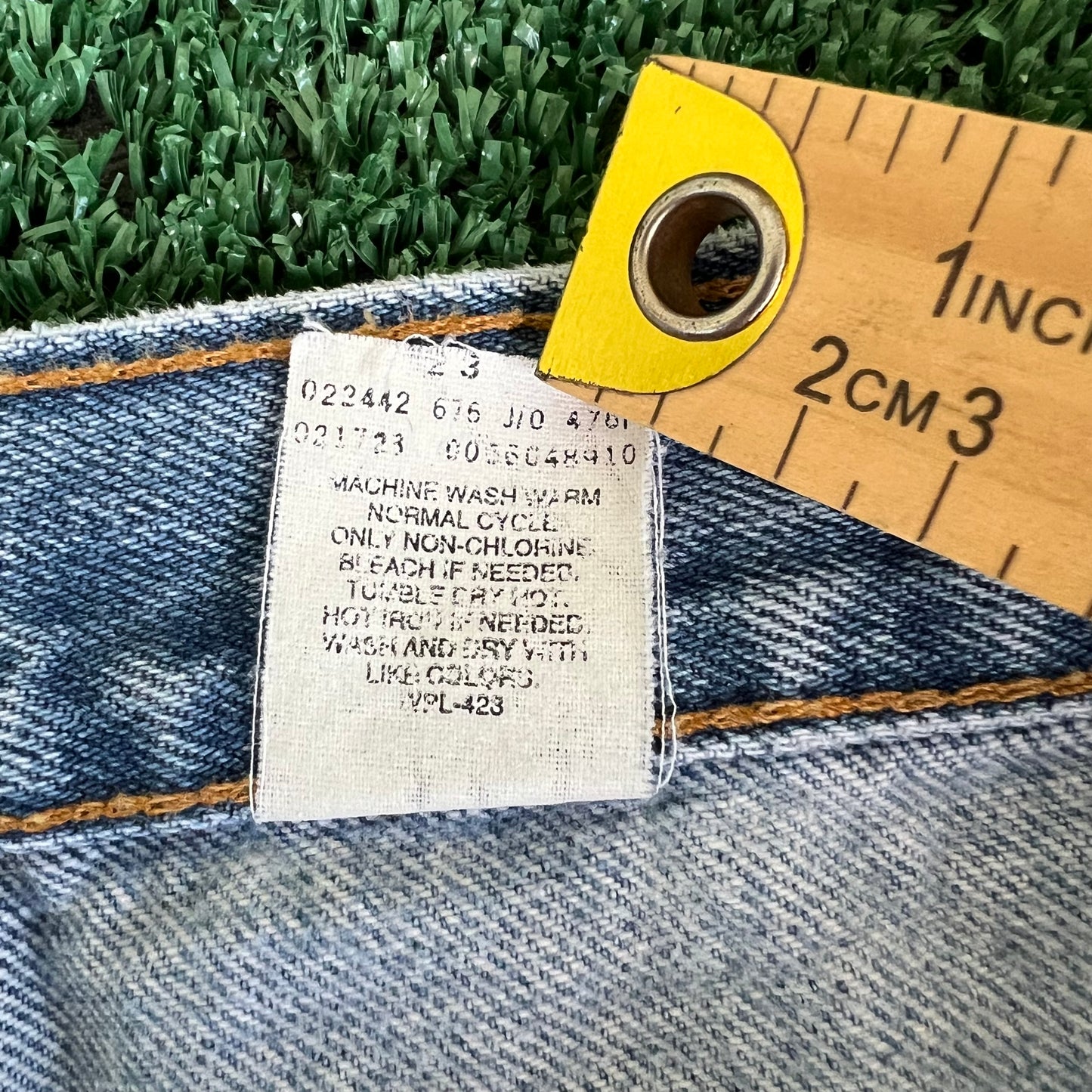 90s Levi's 560 Baggy Tapered Distressed Light Wash Blue Jeans - 34x33.5"