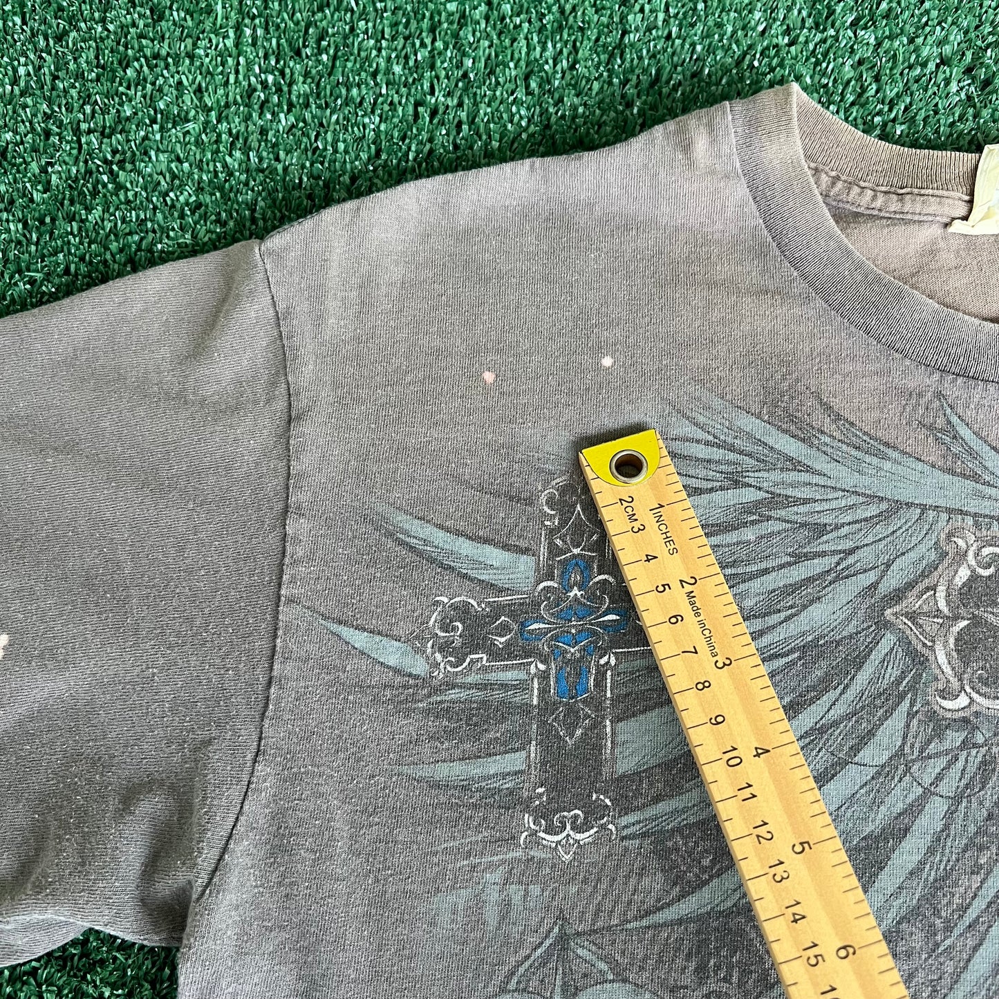 Y2K Devotion Cross Tribal Jesus Faded Gray T-Shirt - Medium
