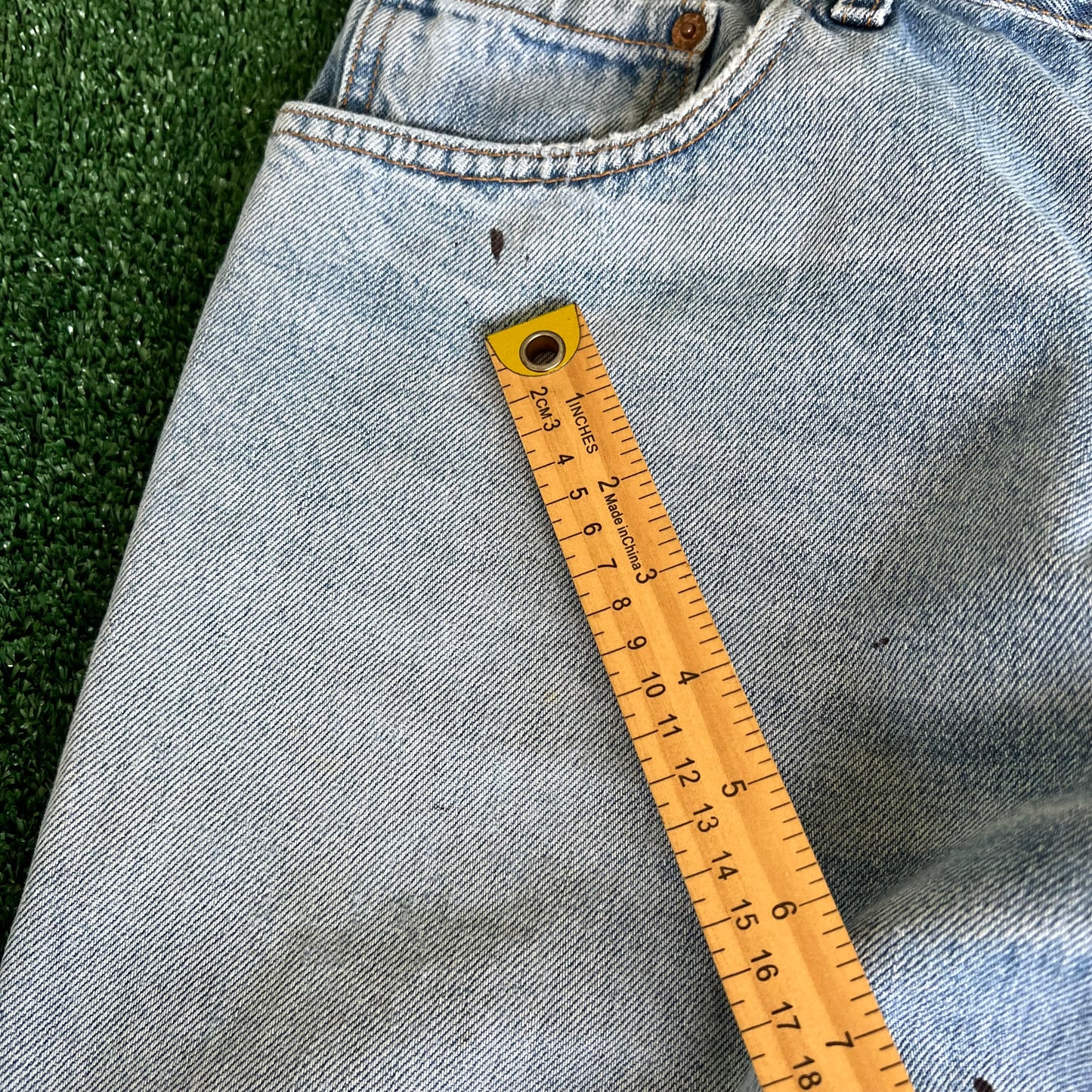 90s Levi's 560 Baggy Tapered Distressed Light Wash Blue Jeans - 34x33.5"
