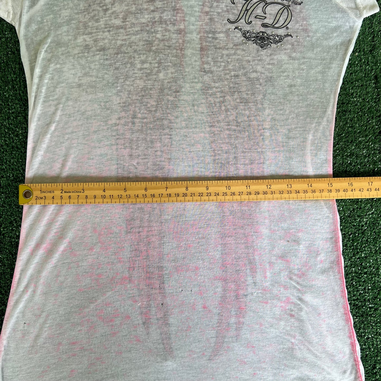 Women's Y2K Harley-Davidson Wings Tribal Thin White Pink Gradient Distressed T-Shirt - Small