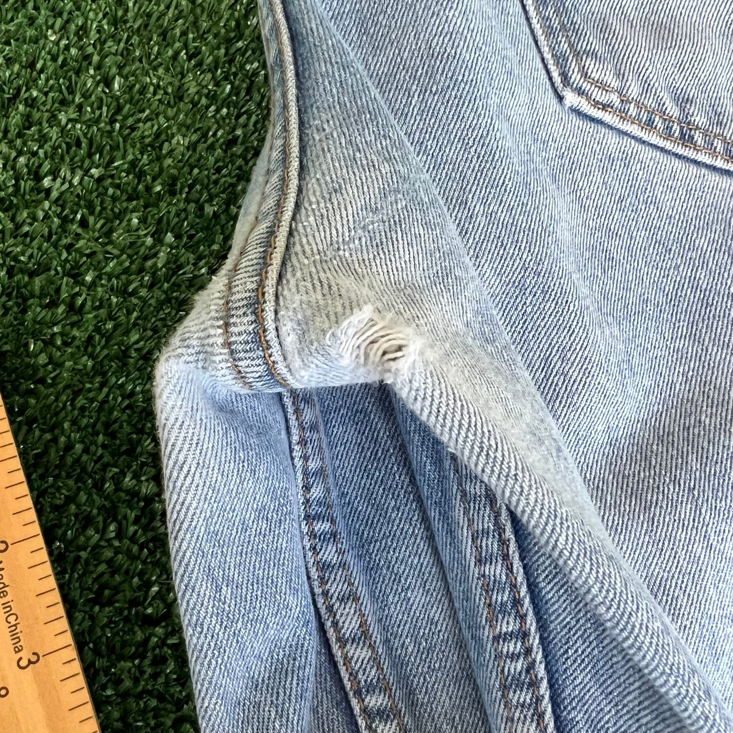 90s Levi's 560 Baggy Tapered Distressed Light Wash Blue Jeans - 34x33.5"