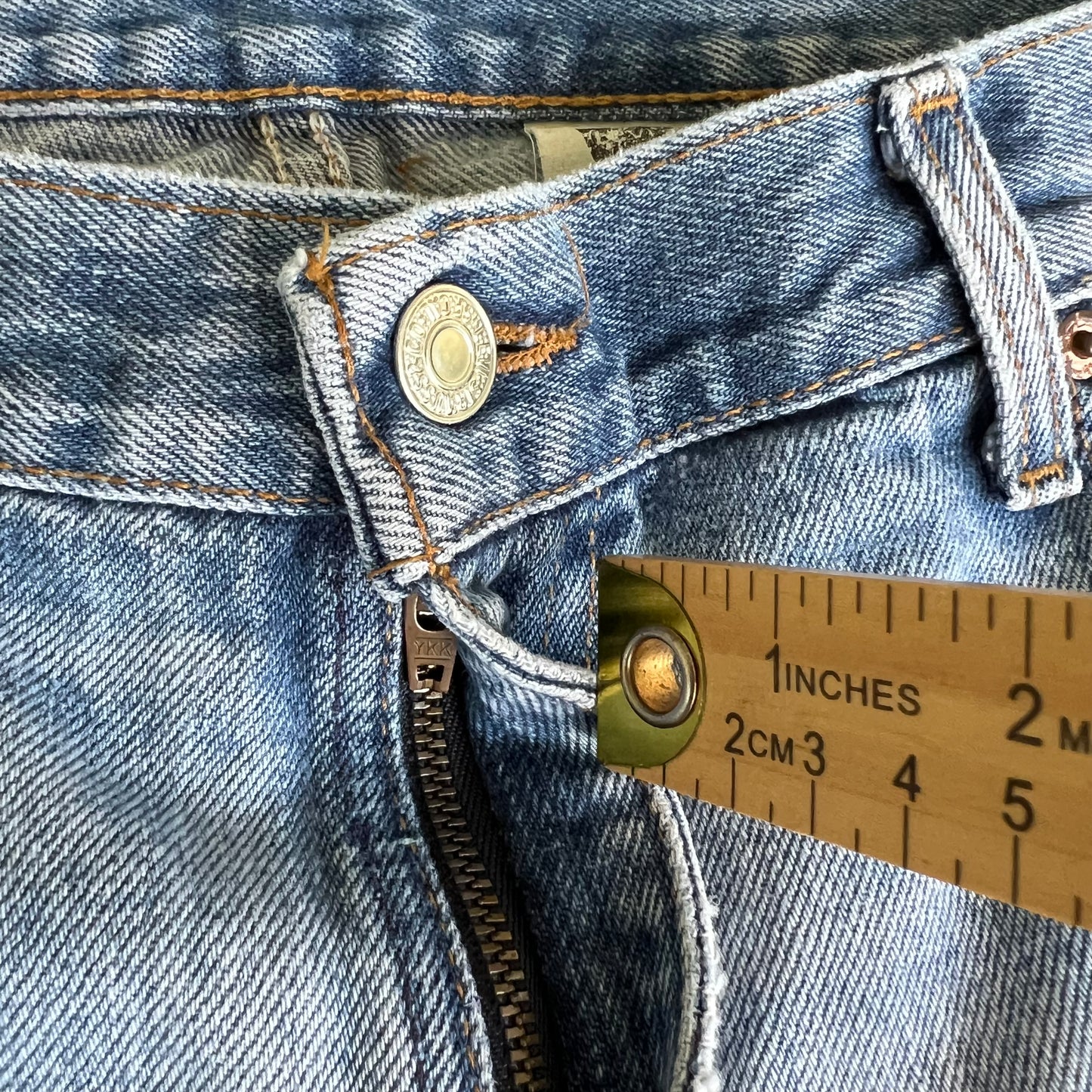 90s Levi's 560 Baggy Tapered Distressed Light Wash Blue Jeans - 34x33.5"