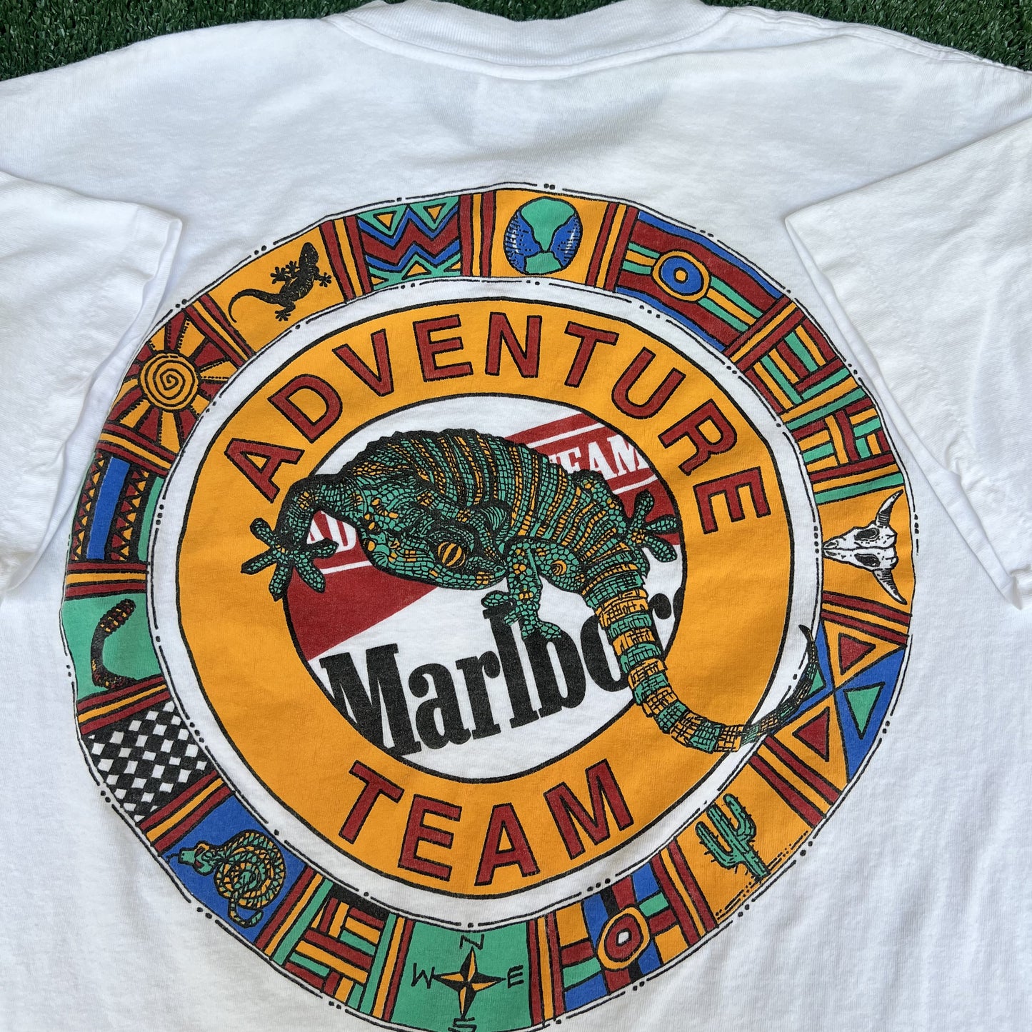 VTG Marlboro Adventure Team T-Shirt Mens XL White Aztec Lizard Pocket 90s