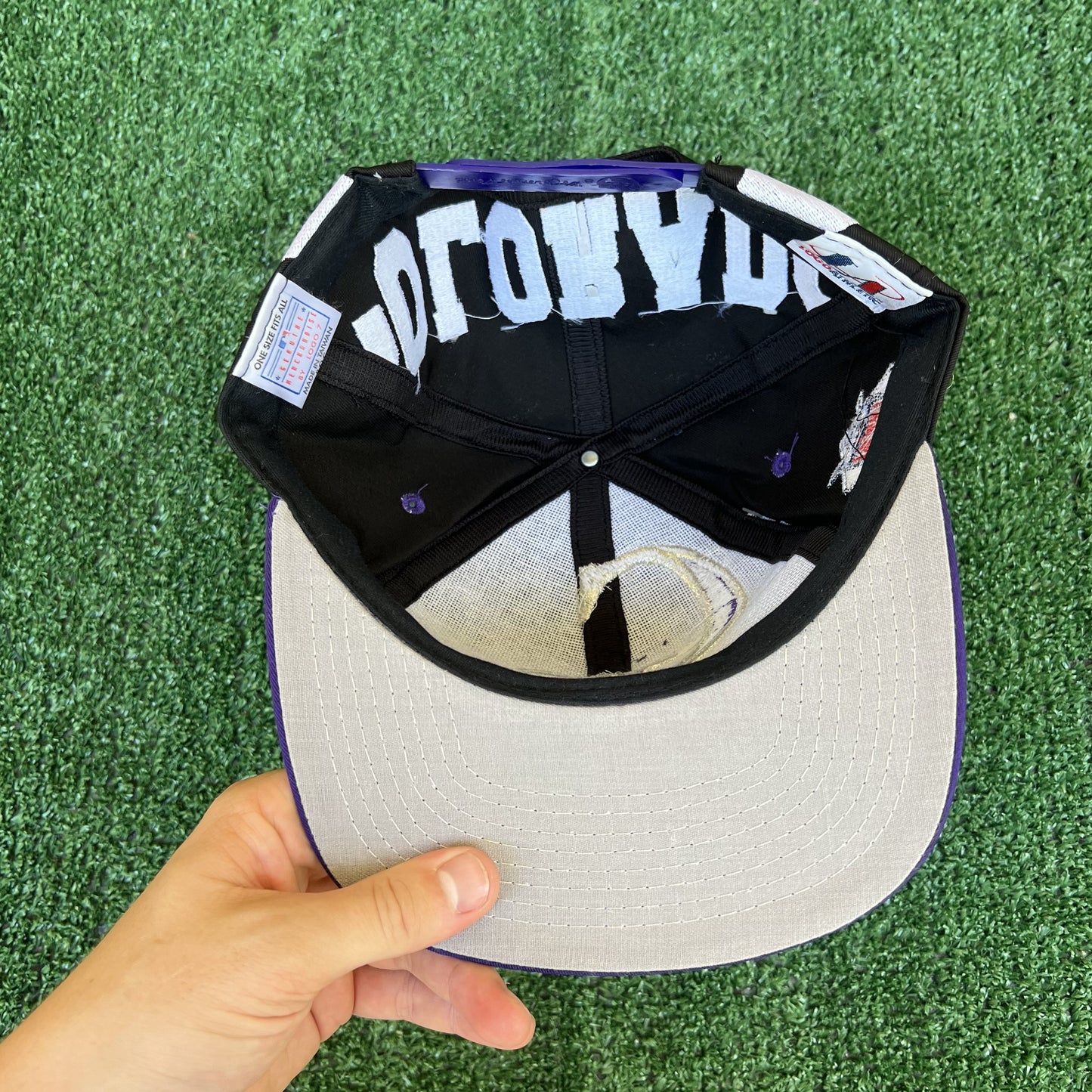 NWT VTG Logo Athletic Colorado Rockies Snapback Hat – Black Blockhead Logo, Gray Underbrim