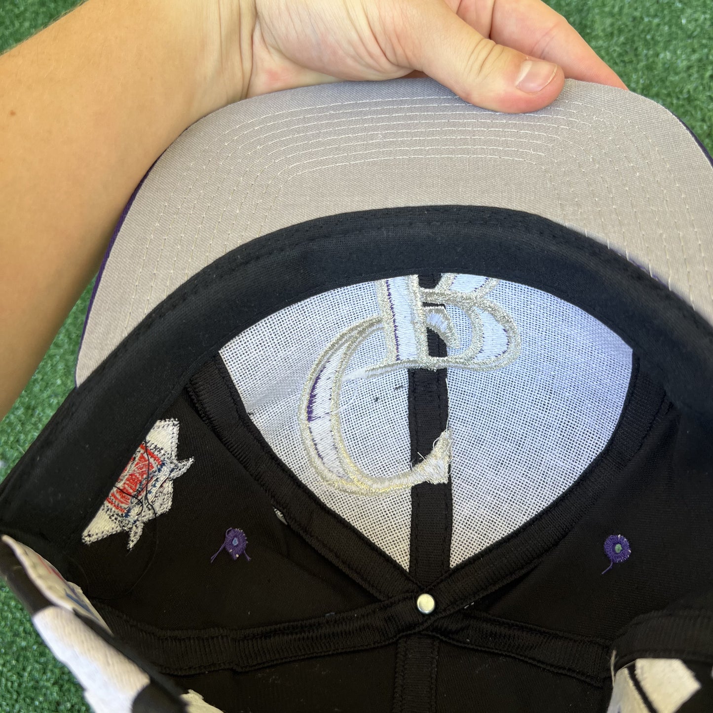 NWT VTG Logo Athletic Colorado Rockies Snapback Hat – Black Blockhead Logo, Gray Underbrim