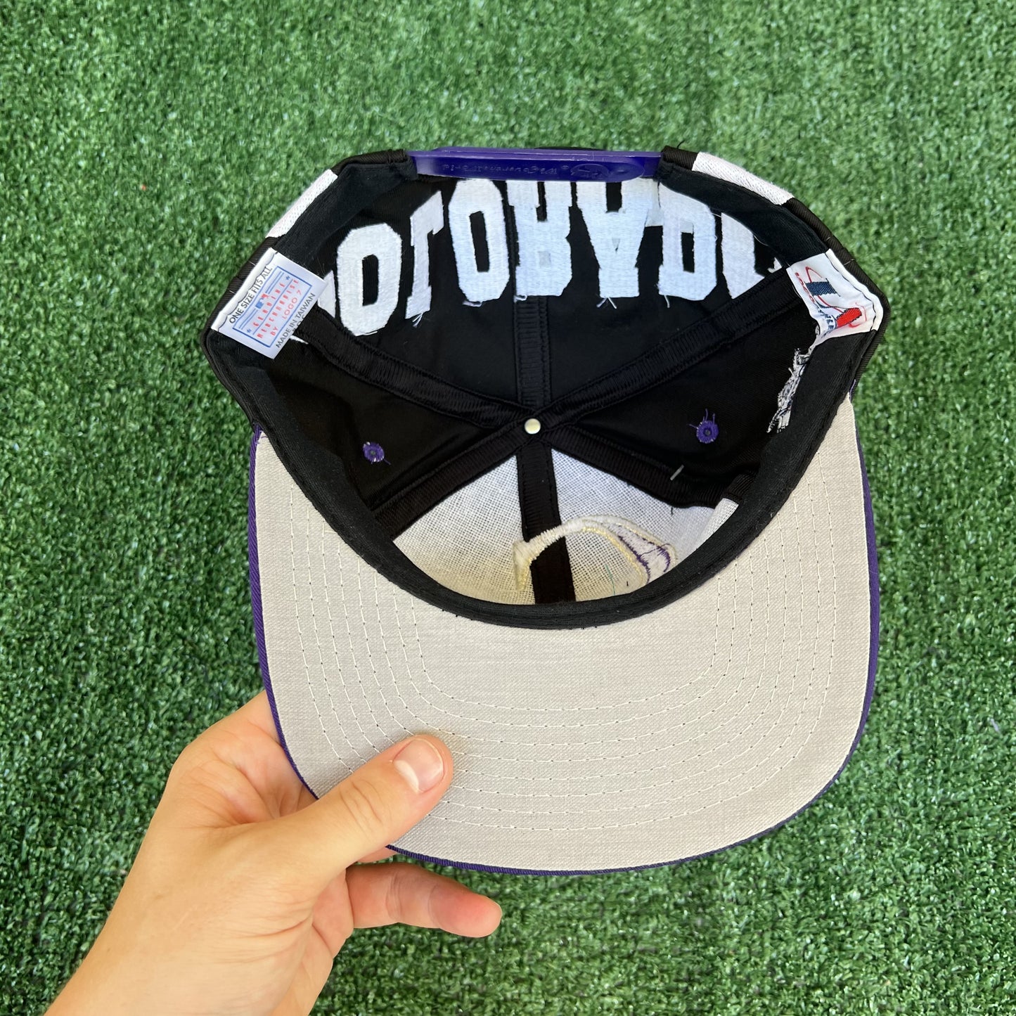 NWT VTG Logo Athletic Colorado Rockies Snapback Hat – Black Blockhead Logo, Gray Underbrim