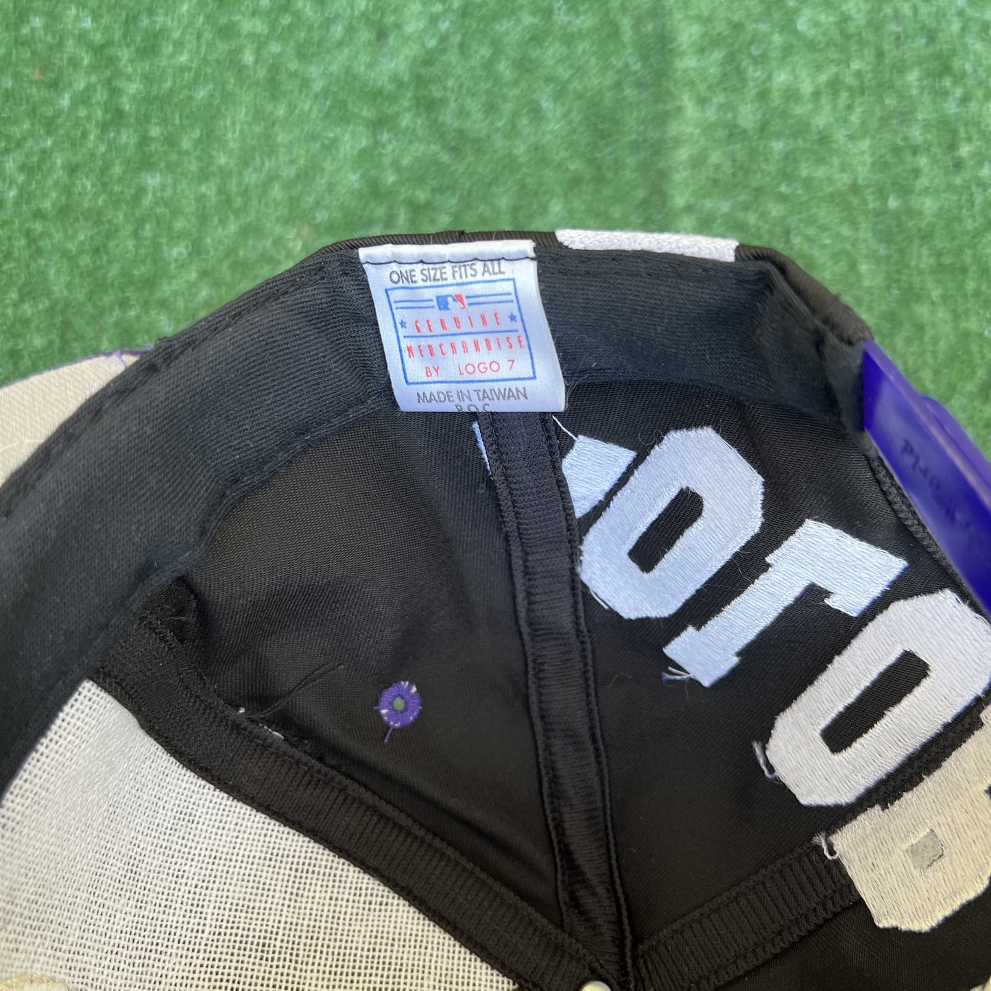 NWT VTG Logo Athletic Colorado Rockies Snapback Hat – Black Blockhead Logo, Gray Underbrim