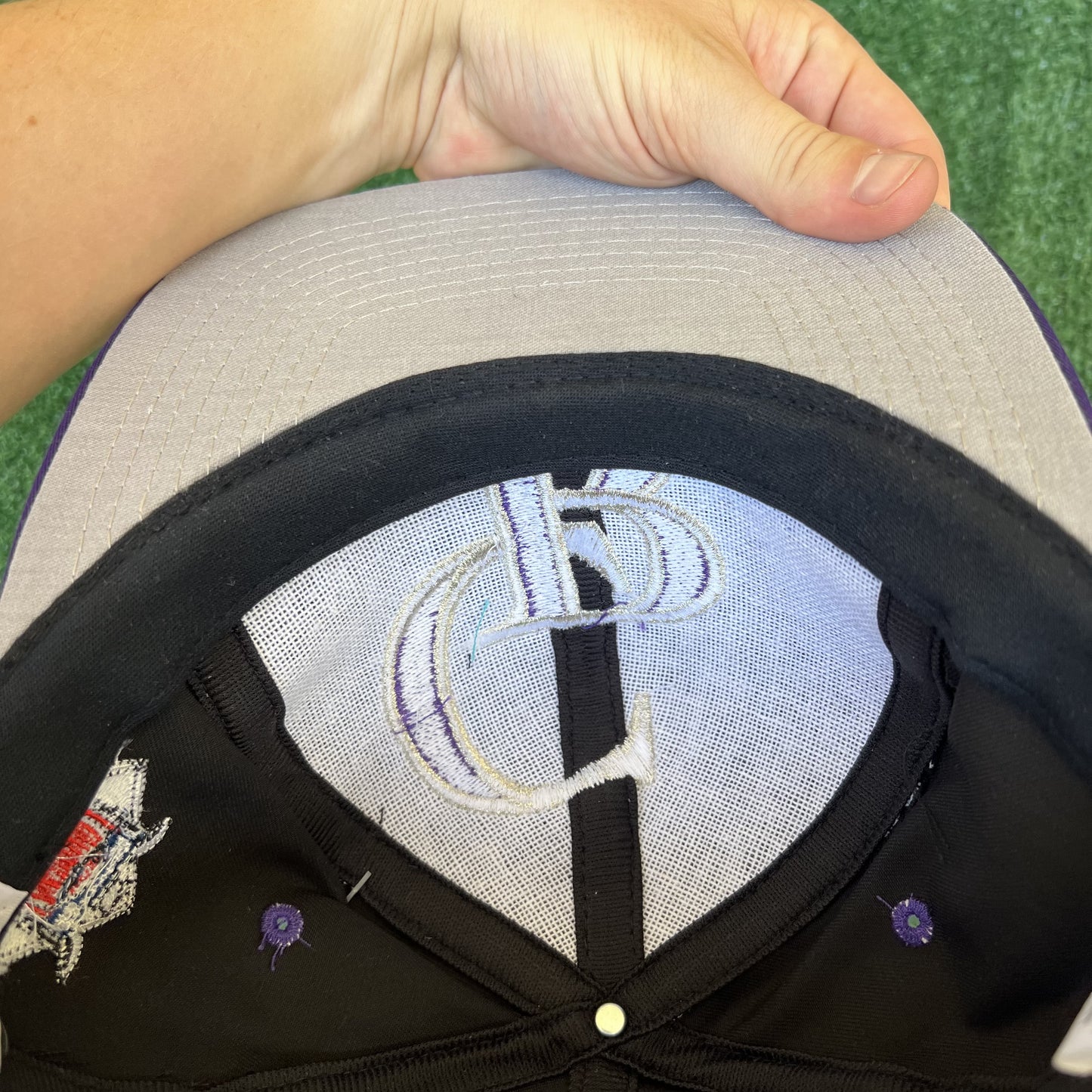 NWT VTG Logo Athletic Colorado Rockies Snapback Hat – Black Blockhead Logo, Gray Underbrim