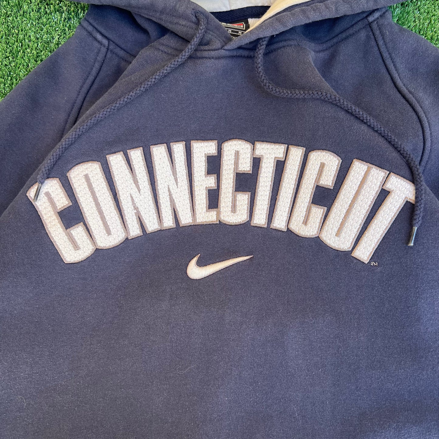 Vintage Y2K Men's Nike Connecticut Huskies Center Swoosh Blue Boxy Hoodie Medium