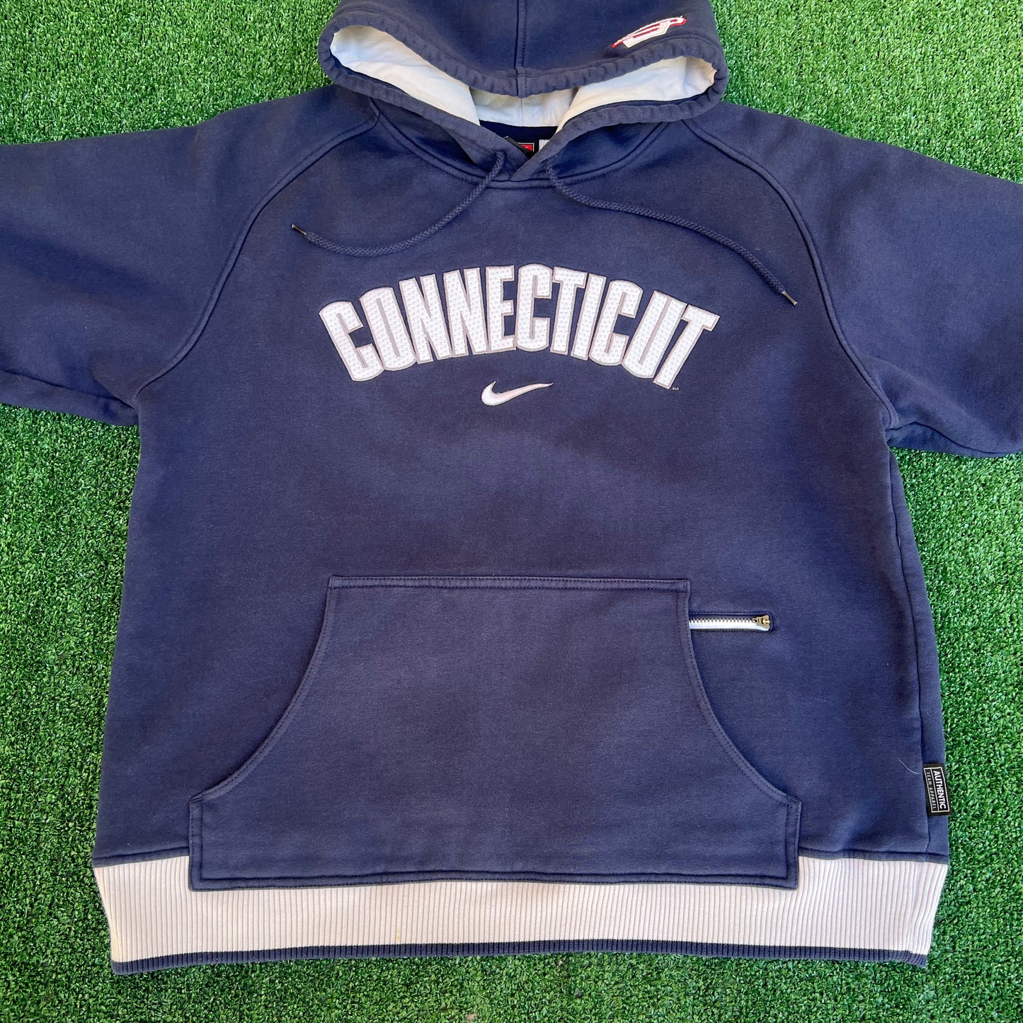 Vintage Y2K Men's Nike Connecticut Huskies Center Swoosh Blue Boxy Hoodie Medium