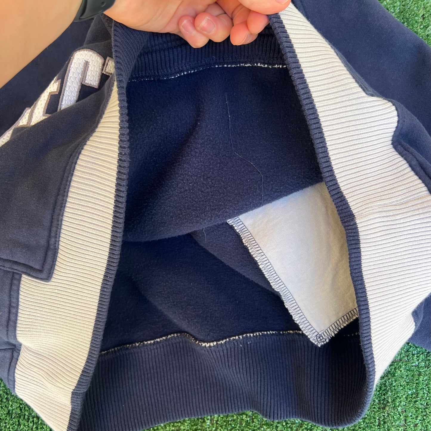 Vintage Y2K Men's Nike Connecticut Huskies Center Swoosh Blue Boxy Hoodie Medium