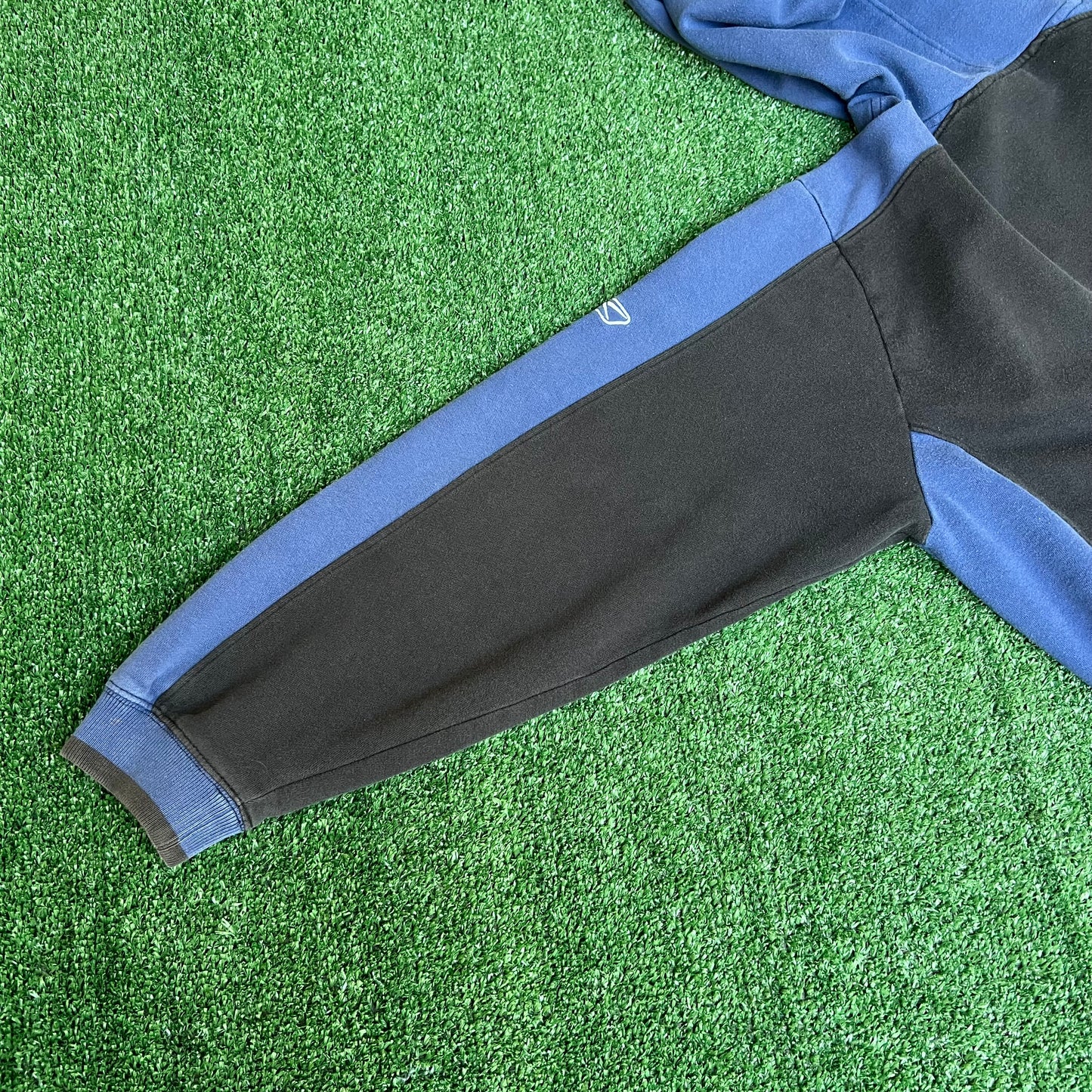 Vintage Y2K Men's Reebok NHL Tampa Bay Lighting Faded Black Blue Hoodie - Medium