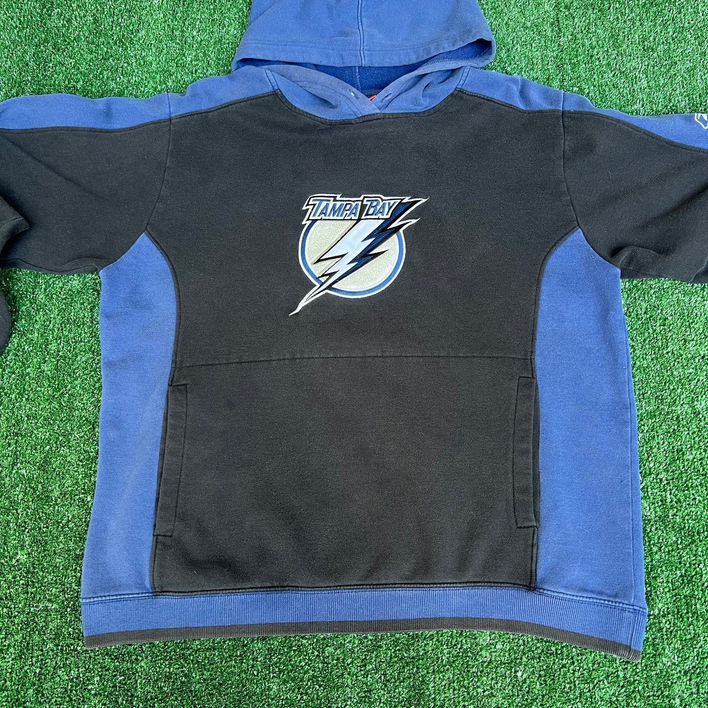 Vintage Y2K Men's Reebok NHL Tampa Bay Lighting Faded Black Blue Hoodie - Medium