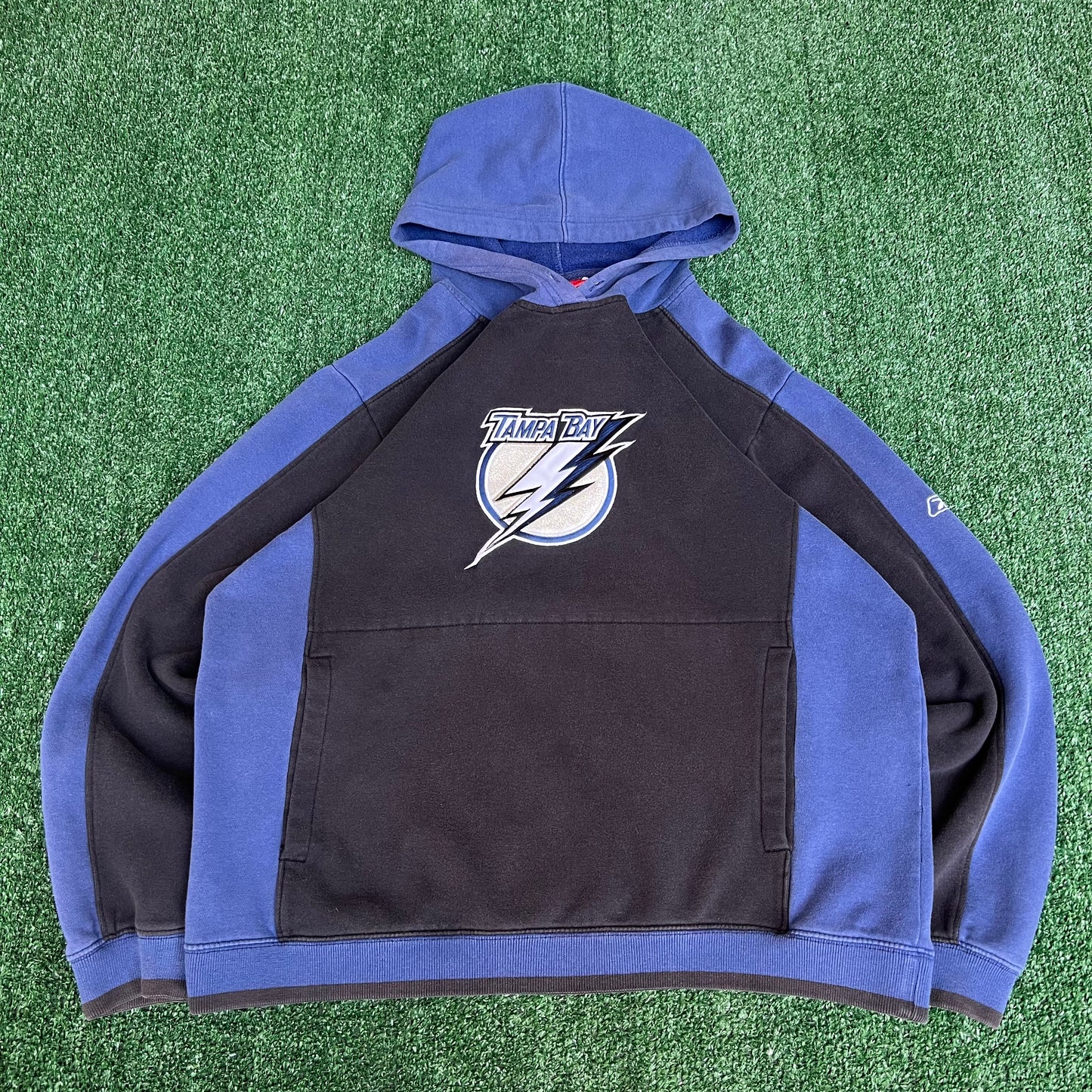 Vintage Y2K Men's Reebok NHL Tampa Bay Lighting Faded Black Blue Hoodie - Medium