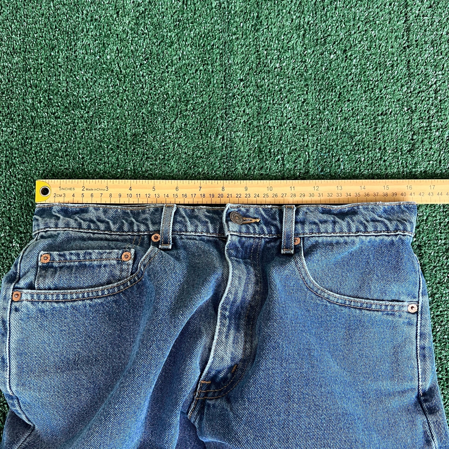 90s Levi's 550  Relaxed Taper Blue Jeans - 32x30.5"
