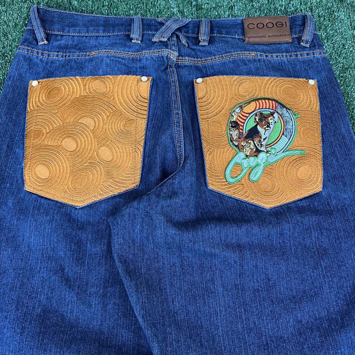 Vintage Y2K Mens Coogi Koala Wide-Leg Baggy Hip Hop Embroidered Blue Jeans 38x34